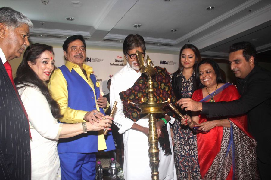 Amitabh Bachchan launches Shatrughan Sinha's biography